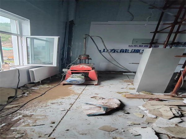 育才镇地基基础下沉墙体裂缝加固注浆顶升施工